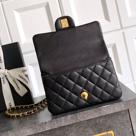 Classic CHANEL Bag: A Stylish and Versatile Choice for Elegance - Picture 6 of 9